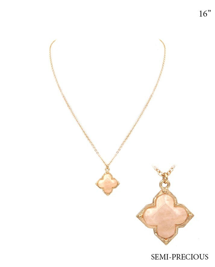 COLLAR CON DIJE DE TRÉBOL DE PIEDRA SEMI-PIEDRA