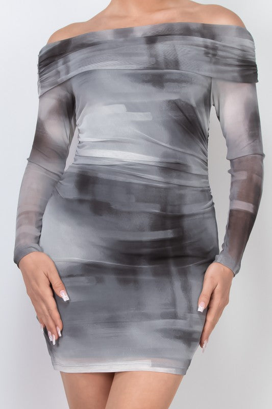 Vestido fruncido con hombros descubiertos y estampado