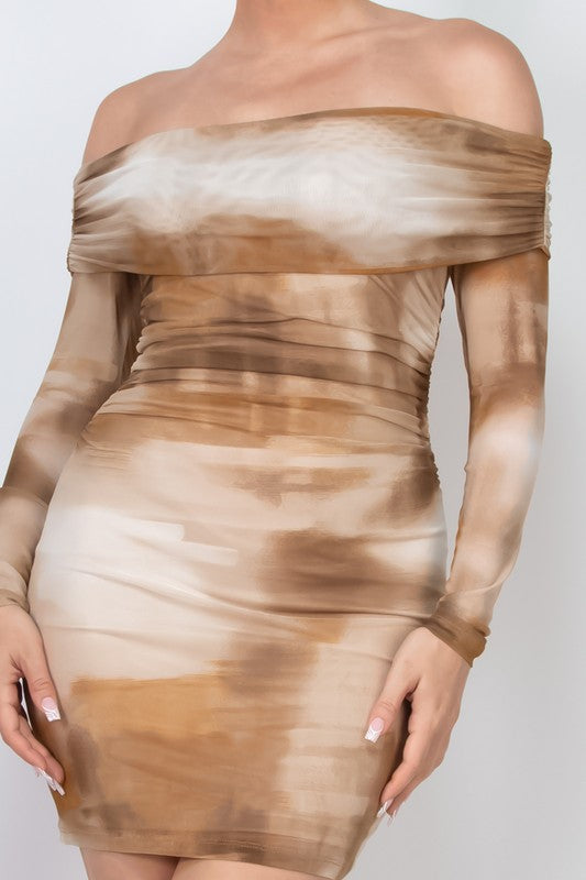 Vestido fruncido con hombros descubiertos y estampado