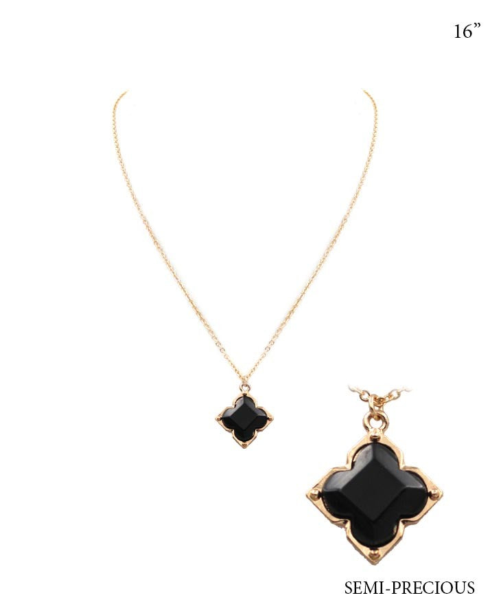 COLLAR CON DIJE DE TRÉBOL DE PIEDRA SEMI-PIEDRA