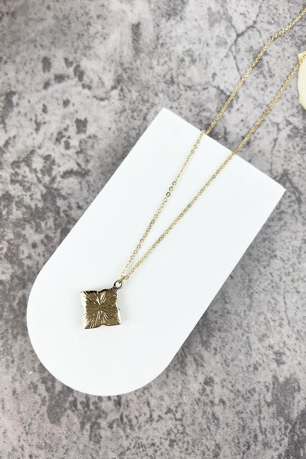 COLLAR CON DIJE DE TRÉBOL DE PIEDRA SEMI-PIEDRA