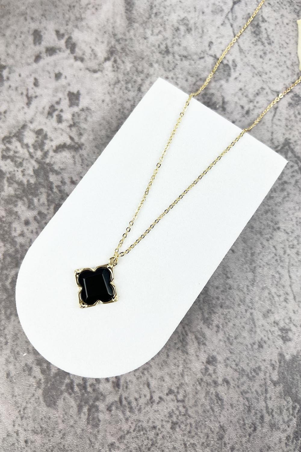 COLLAR CON DIJE DE TRÉBOL DE PIEDRA SEMI-PIEDRA