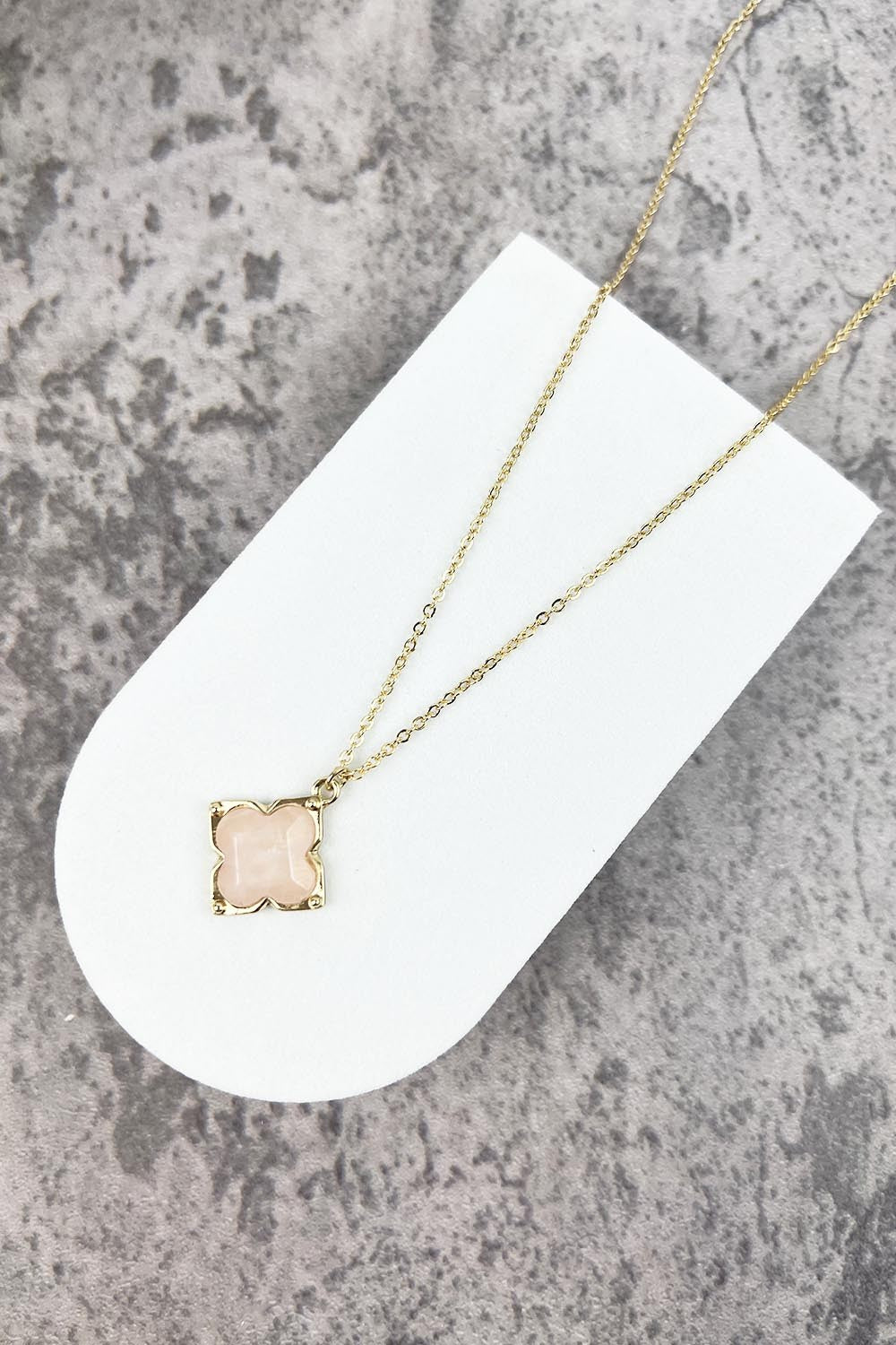 COLLAR CON DIJE DE TRÉBOL DE PIEDRA SEMI-PIEDRA