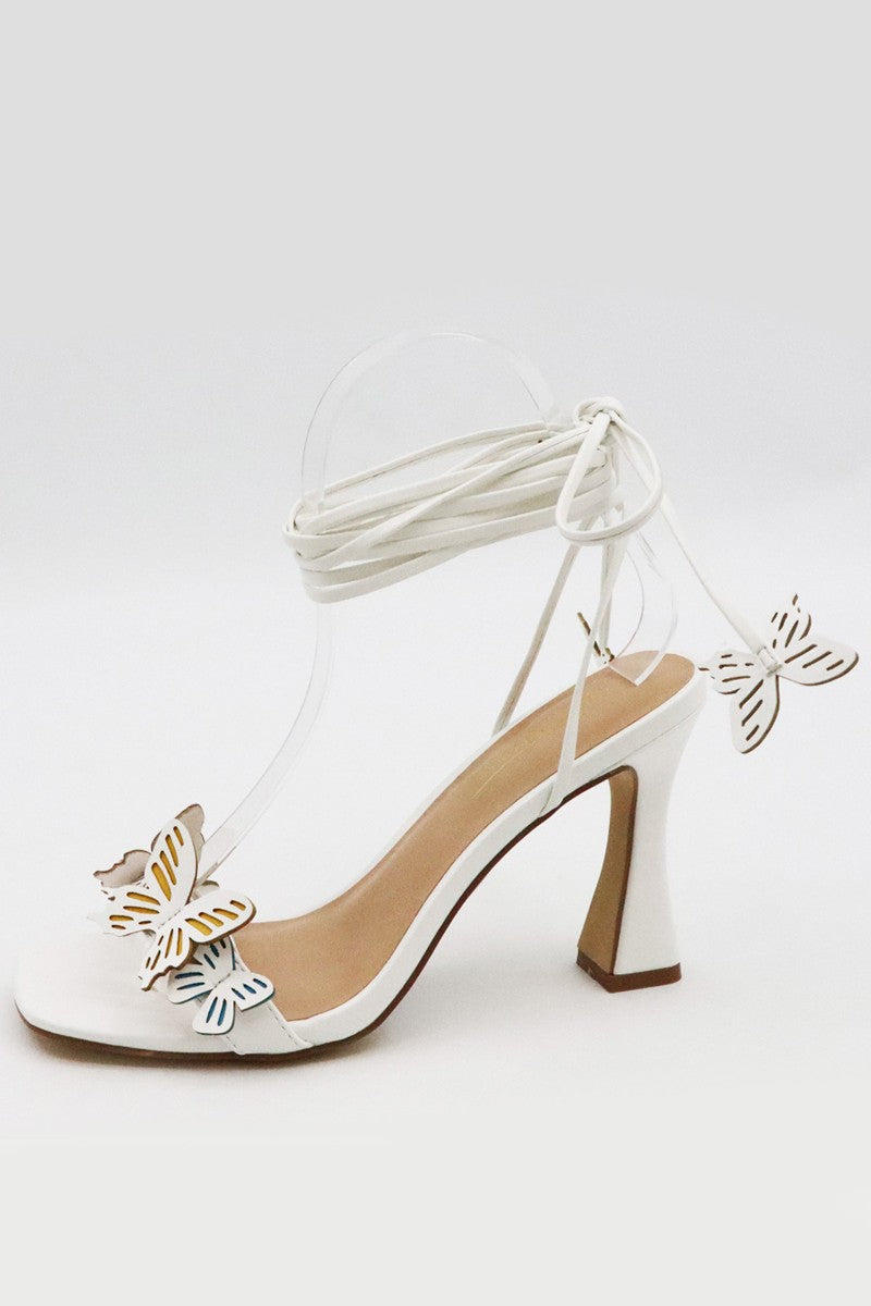 tacones altos con cordones y adornos de mariposas 