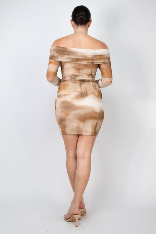Vestido fruncido con hombros descubiertos y estampado