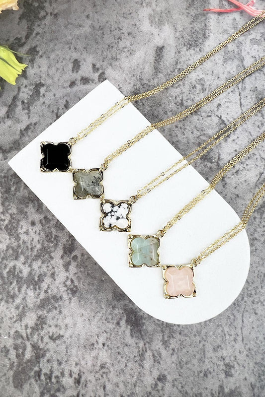 COLLAR CON DIJE DE TRÉBOL DE PIEDRA SEMI-PIEDRA